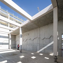 Das Alpenpanorama als großflächiges Betonwandbild im Pausenhof der Grundschule: mit maßgenau gefrästen Gipfelkonturen aus der PERI Schalungsmontage.<br/>(Foto: PERI Deutschland)<br/>