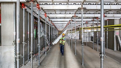 System SKYDECK umożliwia szybką rotację materiału dzięki głowicy opadowej. Mimo, że stropy są sprężane, jesteśmy w stanie je szybko rozdeskować, zapewniając przy tym cały czas podparcie wtórne. 