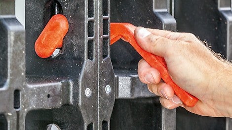 Das beste Beispiel für einfach bedienbare Systembauteile ist der DUO Verbinder. Dieser sorgt – ohne Werkzeug und ohne Lärmbelästigung – für eine planebene Ausrichtung der Paneele. Da die Verbinder nach Einbau bündig mit der Elementrückseite abschließen, lassen sich auch größere, vormontierte Schalungseinheiten flach stapeln.