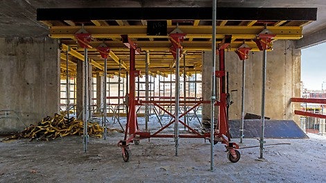 Внутренние столы выкатываются к краю перекрытия с помощью тележки. И далее перемещаются траверсой на следующий этаж.