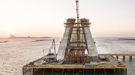 The Danjiang Bridge currently under construction in Taipei boasts an impressive panoramic backdrop. When it is completed in 2025, the cable-stayed bridge will serve as a transport link between the Bali District and Tamsui District. 