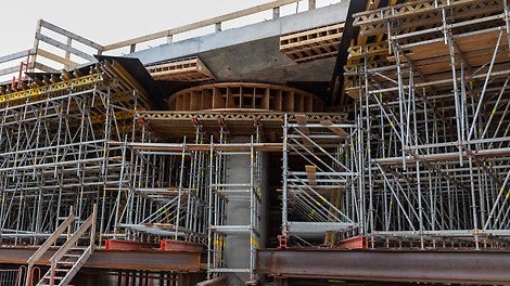 Omdat er bij de kolommen speciale vereisten aan het uiterlijk waren, heeft PERI hier een ronde kolomkop bekisting in prefab geleverd in combinatie met VARIOKIT.