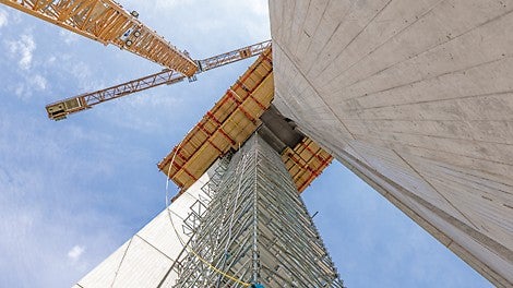 Für Pfeiler, Hammerköpfe und den späteren Überbau bot PERI Schalung, Gerüst und Service aus einer Hand.