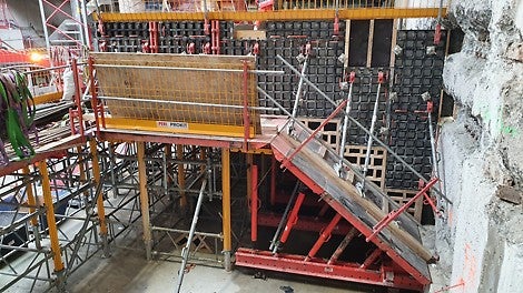 Coffrage d’un plot de 72 mètres linéaires et d’épaisseur 1,5 m - 3,3 m : coffrage de rives en manuportable DUO, coffrage de voiles TRIO adapté en coffrage de dalle, étaiement en MULTIPROP, système VARIOKIT<br/>(Photo : PERI France)<br/>