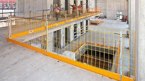 PROKIT EP 110 is the quickly assembled safety barrier for open building edges Side mesh barriers, posts and assembly feet for slabs or walls allow flexible use without any planning effort.