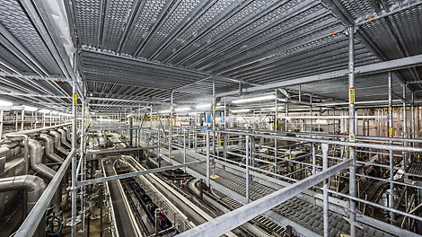 Гибкость и универсальный шаг системы PERI UP Flex обеспечивают возможность монтировать промышленные леса даже в самых труднодоступных местах. Для упрощения установки одного уровня между стойками возможен монтаж опоры без базовых элементов (патрубков). 