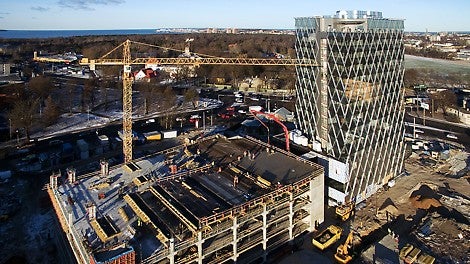 Korrustel liigutamiseks saab hõlpsasti kasutada manuaalset PERI transpordi kahe tonnise tõstejõuga käru. Seda saab kahe vintsi abil sujuvalt alla lasta ja muuta vastavalt vajadusele töökõrgust. Mitmeotstarbeline, jäiga ja pika tööeaga GT 24 sõrestiktala kasutamine võimaldab paigaldada peatalad, abitalad ja tugipostid suurte vahekaugustega.