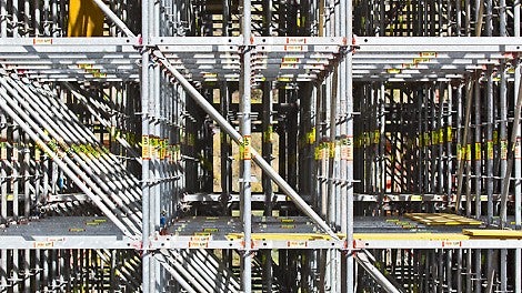 PERI UP Flex 盘扣式脚手架的单跨长度为150厘米，针对集中荷载，使用75厘米长的连接框架将其一份为二。