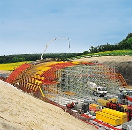 Gerüst- und Schalung kommen bei PERI seit 25 Jahren aus einer Hand. Die aufeinander abgestimmten Raster bieten bei der Kombination der Systeme dank weniger Handgriffe große Vorteile, wie bei dieser Wildwechselbrücke. 
