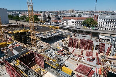 MAXIMO Rahmenschalung - bei allen Elementgrößen sind die Ankerstellen mittig angeordnet. Die SKYDECK Paneel-Deckenschalung ermöglicht Schalen mit systematischer Montageabfolge.