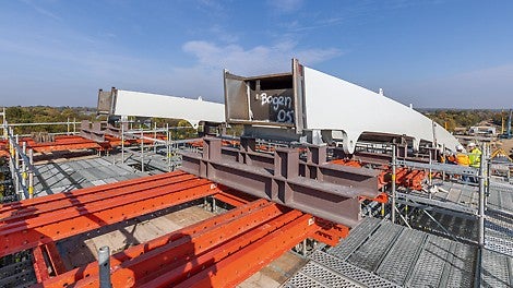 Die beiden Bauksatensysteme PERI UP und VARIOKIT bilden ein Trag- und Arbeitsgerüst, um die einzelnen Stahlsegmente sicher auflagern und positionsgenau verschweißen zu können.