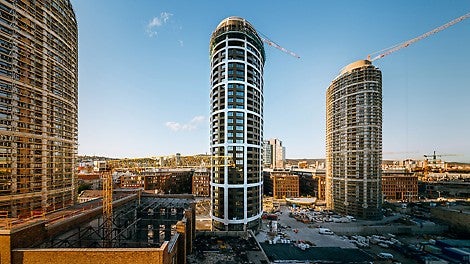 该项目由三座105米高、平面为椭圆型的公寓大厦组成，造型设计与施工都非常复杂，由派利斯洛伐克子公司和派利捷克共和国子公司合作，进行模板方案设计<br/>(照片来源: Penta Real Estate)<br/>