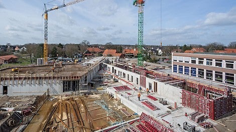 Das Schalen der Stahlbetonwände bis 3,60 m Höhe mit MAXIMO 360 ohne zusätzliche Aufstockungen sorgte für kurze Bauzeiten.<br/>