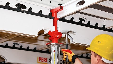 Velikost panelů udává pozici stojek, odpadá vyměřování. Zuby na podélném nosníku zajišťují panel proti posunutí.