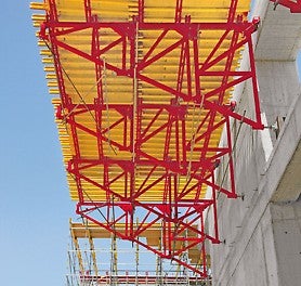 Použití ve vodorovné poloze: Opěrný rám PERI SB nachází uplatnění v případech velkého svislého zatížení nebo velkých geometrických rozměrů. Modulová konstrukce je výhodná jak v případě svislého bednění, tak při nasazení vodorovných plošin.<br/>