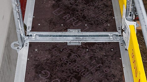 Podesty PERI UP zakrywają cały wymiar osiowy rusztowania. Nie trzeba zakrywać szczelin między podestami. Dzięki temu zwiększa się poziom bezpieczeństwa użytkowników przy jednoczesnym zmniejszeniu nakładu pracy.