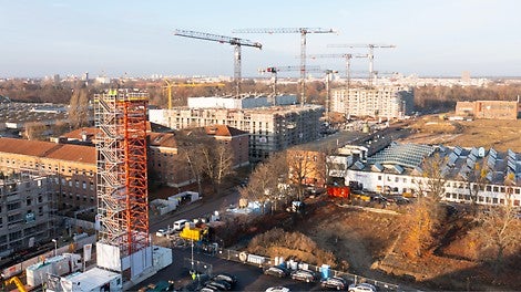Bei der Realisierung der Modellstadt der Zukunft unterstützen zukunftsorientierte Schalungs- und Gerüstsysteme von PERI den Baufortschritt: sowohl beim Schalen von Wänden und Decken als auch beim Bau der 30 m hohen Werbe- und Aussichtsplattform.