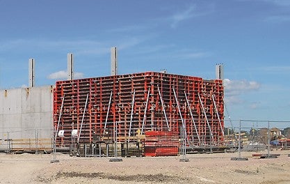 Steny do výšky 6 m a hrúbky 250 mm vyrástli nasadením univerzálneho rámového debnenia TRIO. 