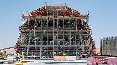 At the centre of the design concept is the 23 m long and 17 m wide dome above the entrance hall. The PERI UP Modular Scaffolding forms the supporting structure of the dome formwork.<br/>