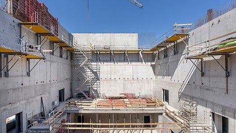 W części środkowej FOYER tworzyć będzie przestrzeń otoczoną ścianami z betonu architektonicznego na wysokość 17 m. 