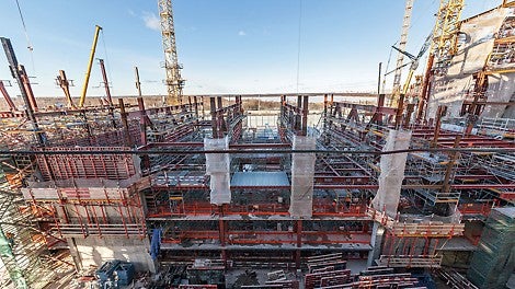Комплексное предложение PERI включило в себя решения по опалубке и несущим конструкциям. В том числе, подъемные платформы для опалубки СВ, панельные системы опалубки TRIO и DOMINO, а также индивидуально спроектированные рабочие платформы для многофункционального здания.<br/>