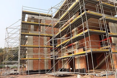 Фасадно скеле PERI UP Easy в комбинация с модулната система PERI UP Flex