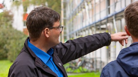 Frank Kolbenschlag sieht vor allem den Easy Stiel und die integrierte Abhebesicherung der Beläge als große Stärke des PERI UP Systems. 
