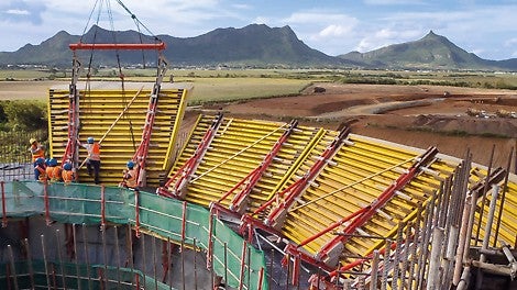 在派利现场服务人员的指导下，安装板材。