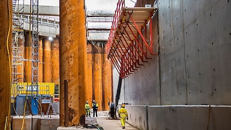 The formwork for the top external wall area, i.e. the counterpart to the internal arch, is supported by means of SCS Climbing Brackets. These brackets provide generous working areas and ensure safe load transfer into the previously concreted walls.