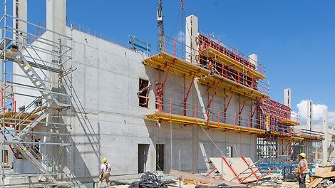 Die Klettereinheit besteht aus Wandschalung und Konsole und kann in zwei unterschiedlichen Varianten ausgeführt werden.