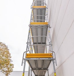 Se systémem EVOTOP lze stavět širší, delší a vyšší fasádní lešení v náročných třídách zatížení. 