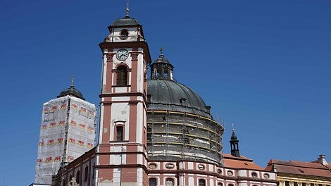 Fasádní lešení okolo rondelu a severní věže.