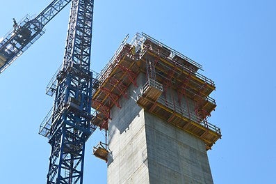 Катереща система CB при стълб 10 със стълба за достъп по нива