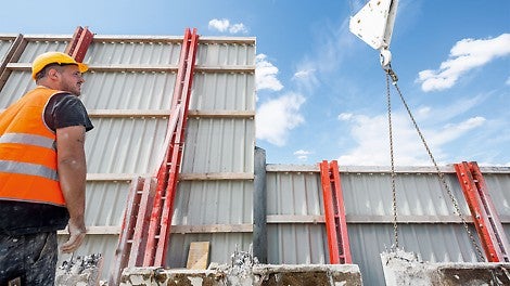 Chaque semaine, les unités de murs de protection RCS descendaient d&#039;un étage à l&#039;aide de la grue.