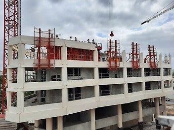 Le système garantit une sécurité totale grâce à une approche de mise en œuvre depuis le niveau inférieur. Chaque élément est soigneusement défini sur mesure, assurant une intégrité structurelle optimale. La conception sur mesure de l&#039;outil garantit une sécurité maximale à chaque étape de l&#039;installation.