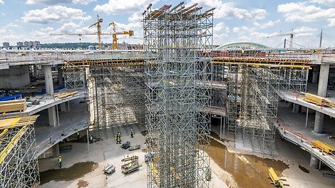 Podupiranje oplate na visinama i do 14,80 m omogućeno je pomoću PERI UP Flex nosive skele.