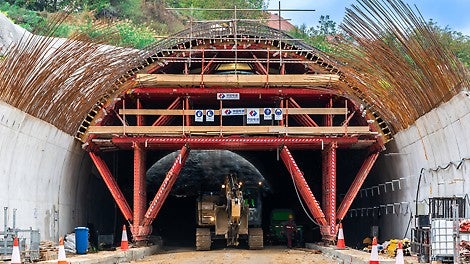 Robusnom konstrukcijom VARIOKIT VTC kolica brzo i jednostavno je pomerana oplata za betoniranje lučnog dela primarnog štita na ulazu u tunel Straževica.