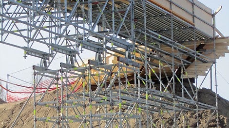 PERI UP -telineillä toteutettu turvallinen kulkutie junanradan ylitse.