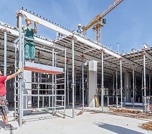 Der SKYDECK Aufbau mit Längsträgern und Paneelen sorgt für eine systematische Montagefolge und schafft Freiraum unter der Schalung.