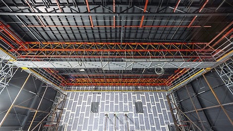 Trotz der hohen Tragfähigkeit der weit gespannten VARIOKIT Fachwerkträger konnten diese mithilfe handlicher Systembauteile von Hand montiert werden.