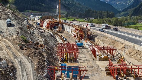 明挖施工方式中的派利隧道模板车。