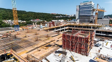 Výťahové šachty rástli pomocou debnenia TRIO so šachtovými prvkami a stropy pomocou systému MULTIFLEX.