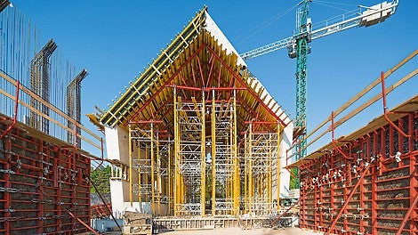 MULTIPROP towers and rentable VARIOKIT system components form the up to 14.75 m high shoring.