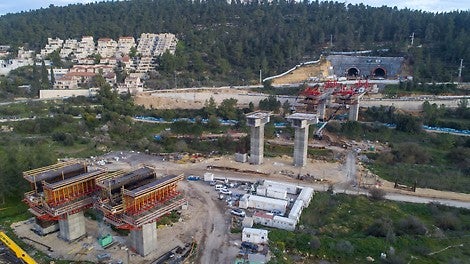 יציקת ראשי הפטיש באמצעות מערכת VARIOKIT ויציקת מיסעת הגשר באמצעות מערכת VBC.