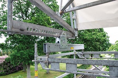 Das bewegliche Auflager ermöglicht Ihnen eine flexible Anpassung des PERI Wetterschutzdaches LGS 75 an verschiedene Dachgeometrien. Dadurch ist es unabhängig von der Unterkonstruktion. Die Montage erfolgt ohne Kupplungen und Gitterträger.