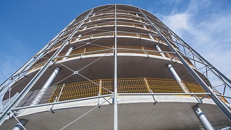 Die PROKIT Seitenschutzgitter passten sich problemlos an den 17,50-m-Außenradius und die Rampenneigung an.