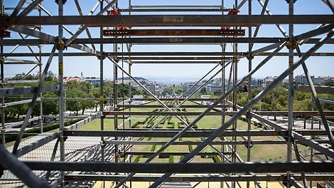 The team had to bear in mind the considerable height and wind exposure of the area, which necessitated the securing of the perimeter and the addition of numerous counterweights. (Photo: PERI SE)<br/>