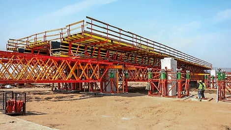 Insenerid toetasid ka platsil terve projekti vältel ning jälgisid muuhulgas ka tarneaegu, et töö oleks sujuvalt graafikus.<br/>(Foto: PERI GmbH)<br/>