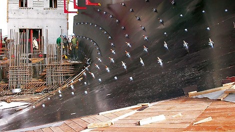 Umsetzung des vorab im 3D Verfahren entwickelten Rastermodells auf der Baustelle mit klar definierten Ankerpositionen und Schalungsplattenstößen.