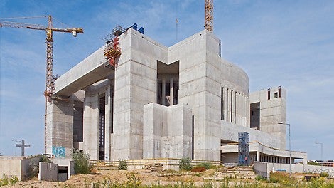 With competence, experience and a comprehensive PERI formwork and scaffolding solution, this extraordinary temple building in Warsaw was efficiently and economically realized.